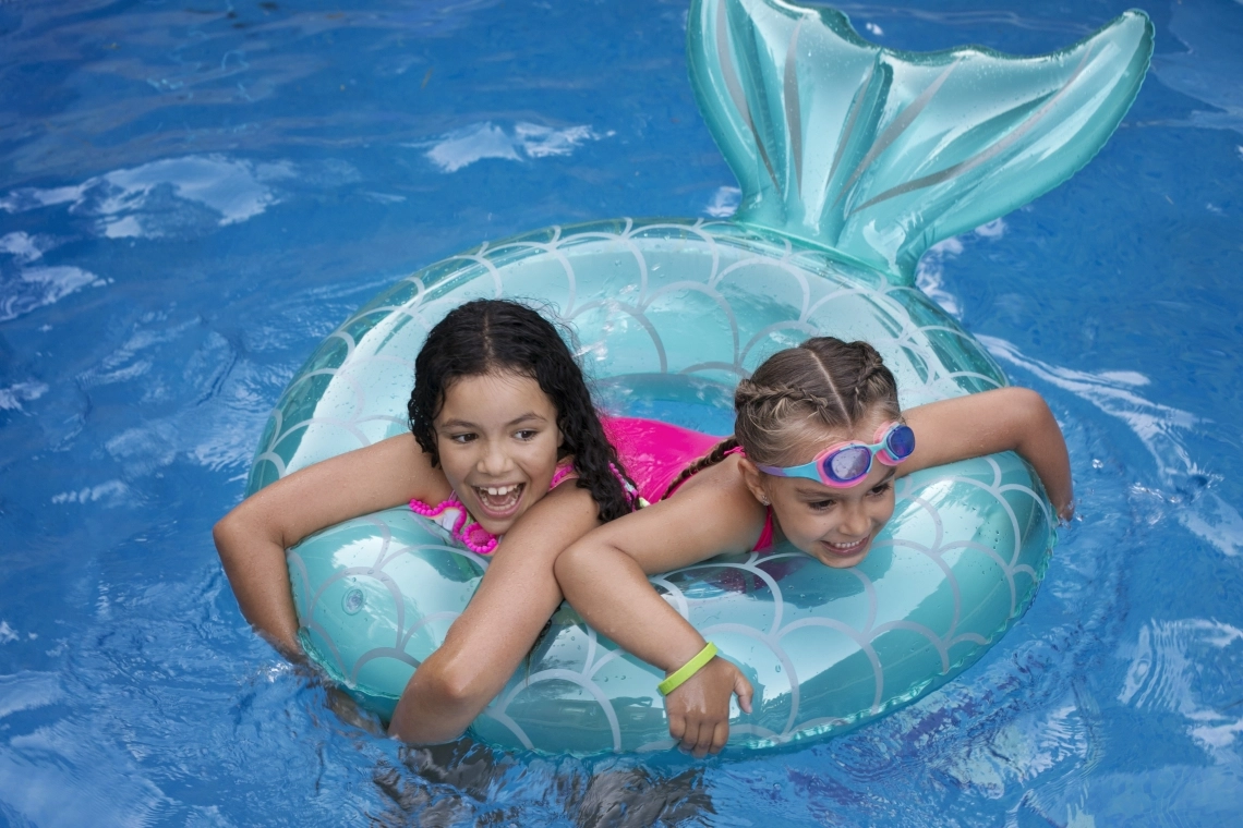 MyCond MSTR / MSPR Kinder spielen in einem Pool mit einem aufblasbaren Ring