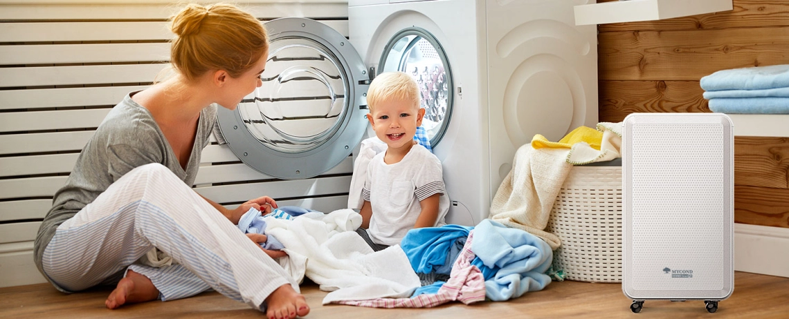 MyCond Roomer Smart 12 Eine Mutter und ihr Sohn genießen ein angenehmes Raumklima.
