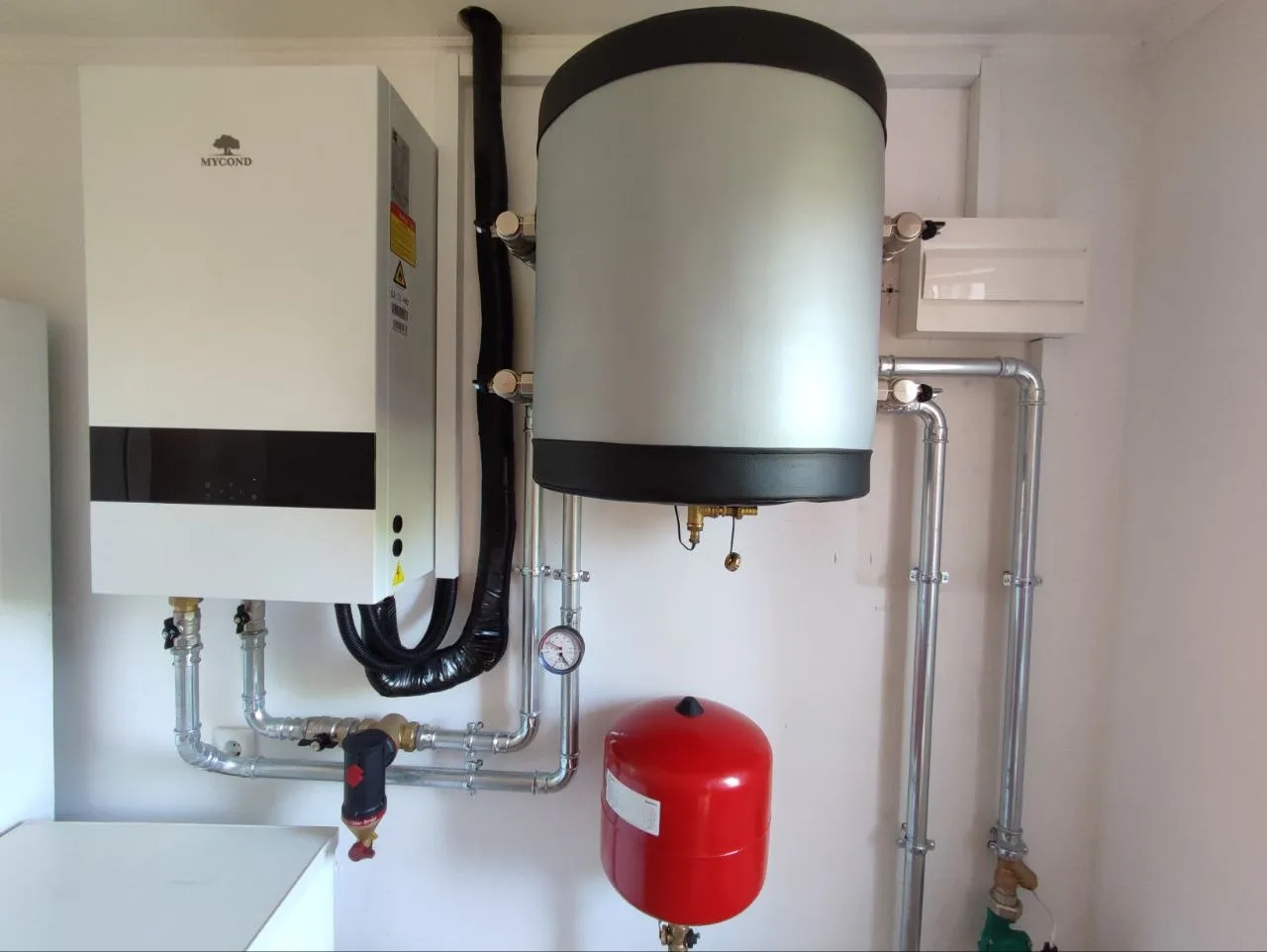 Villa mit Mycond Split Wärmepumpen BeeHeat MHS-N14BH/MHS-U14BH