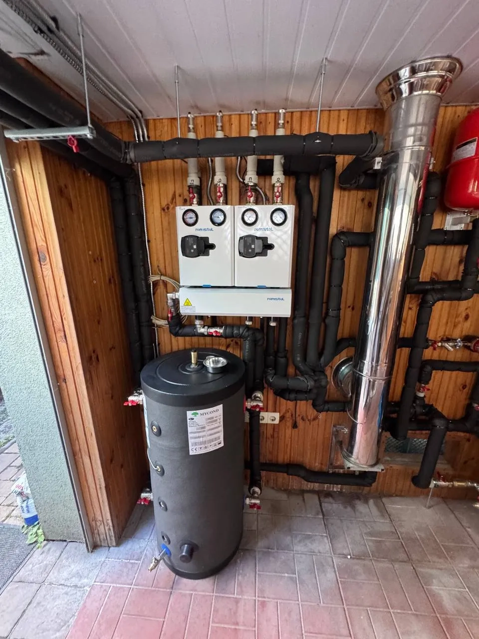 Einfamilienhaus mit Mycond Split Wärmepumpen der BeeSmart Serie